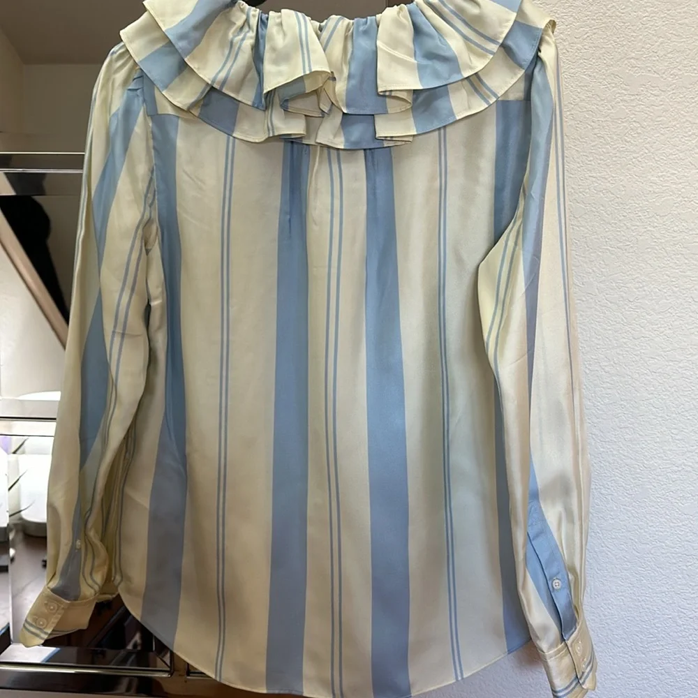 Never worn satin feel blouse. - Picture 6 of 7